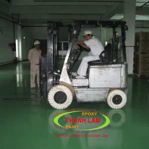 Dùng Xe Nâng Kiễm Tra Độ Bám Dính Của Lớp Sơn Epoxy Kho Chứa Linh Kiện Điện Tử Nidec