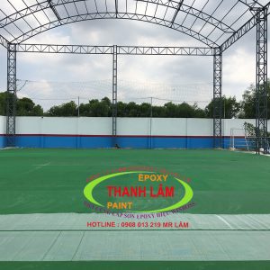 Đang Xử Lý Cán Lớp Vữa Pu Polyurethane Có Lớp Lưới Chống Nứt Sân Banh Trường Học